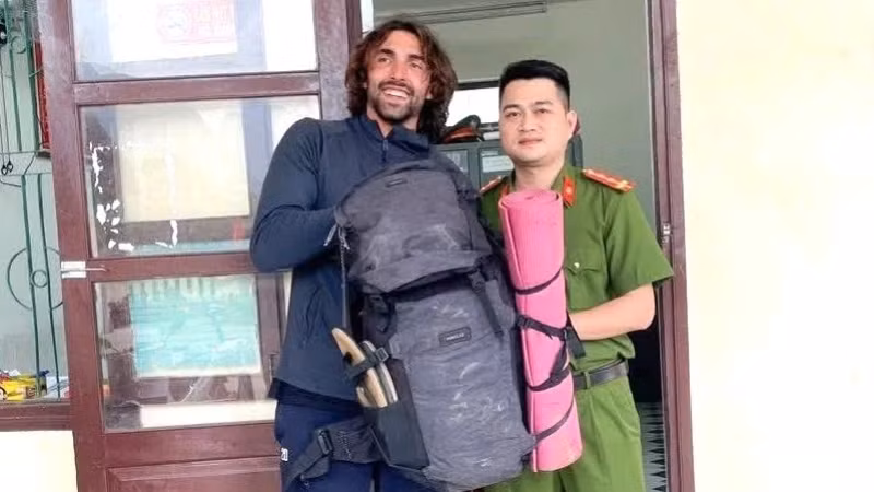 Anh Noad Samuel Kolly nhận lại balo sau khi đánh rơi trên đường Hồ Chí Minh, đoạn qua tỉnh Quảng Bình.