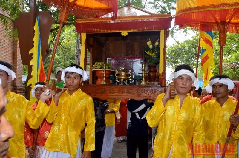 Thanh niên Chăm thỉnh và rước Y trang nữ Thần Pô-Sha-Inư lên tháp chính.