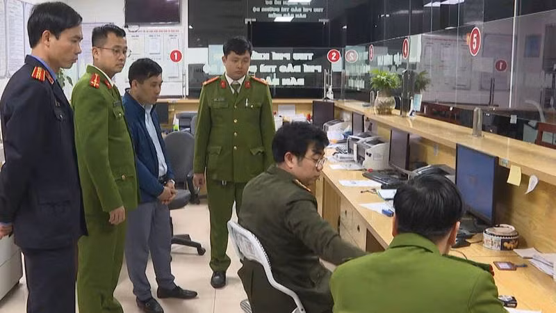 Cán bộ Phòng Cảnh sát kinh tế khám xét nơi làm việc của Giám đốc Trung tâm đăng kiểm xe cơ giới số 19-01V Phú Thọ. Cán bộ Phòng Cảnh sát kinh tế khám xét nơi làm việc của Giám đốc Trung tâm đăng kiểm xe cơ giới số 19-01V Phú Thọ.