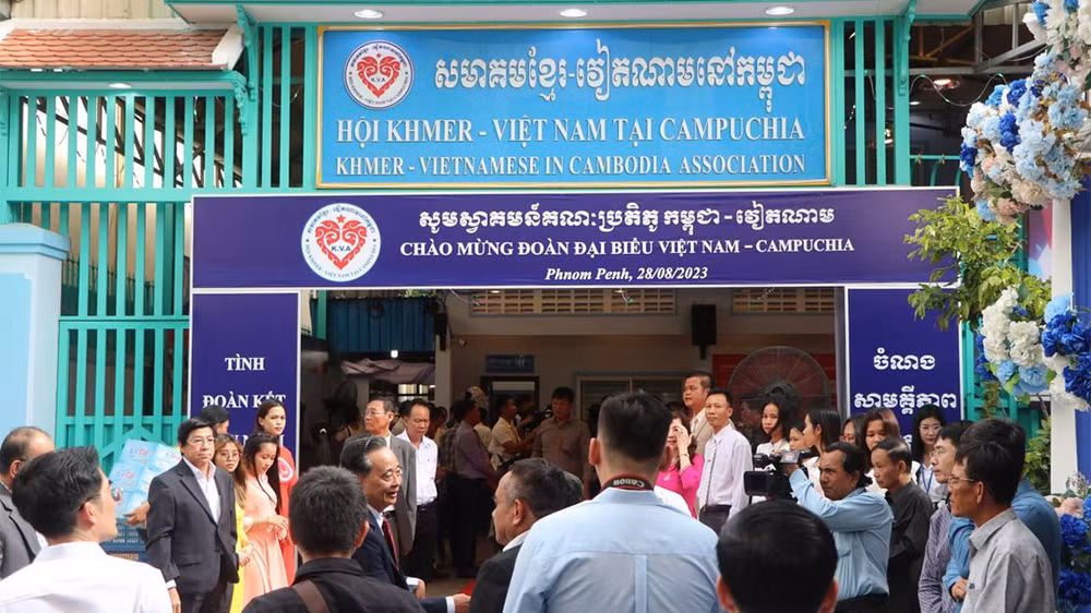 Lễ kỷ niệm được tổ chức tại trụ sở Hội Khmer-Việt Nam ở Thủ đô Phnom Penh.