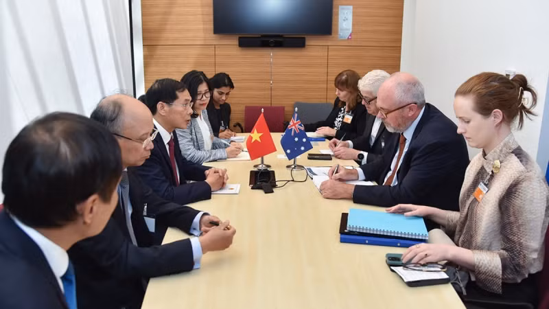 Bộ trưởng Ngoại giao Bùi Thanh Sơn gặp Đồng Bộ trưởng Thương mại và Sản xuất Australia. 