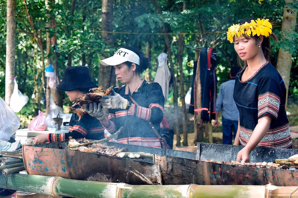 Ẩm thực truyền thống phục vụ du khách tại Lễ hội.