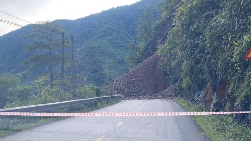 Hiện trường vụ sạt lở ta-luy dương trên đèo Khau Phạ.