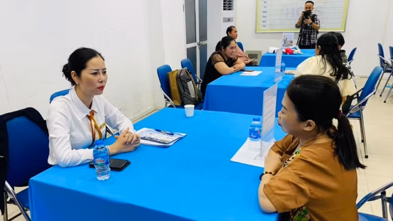 Tư vấn thông tin việc làm cho người lao động tại chương trình.