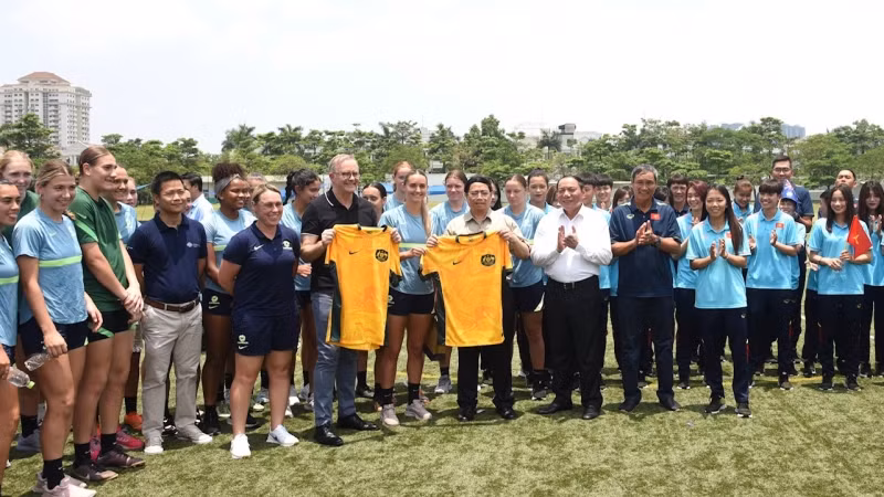 Đại diện đội bóng đá nữ Australia tặng chiếc áo thi đấu của đội tuyển Australia cho Thủ tướng Phạm Minh Chính và Thủ tướng Australia Anthony Albanese.