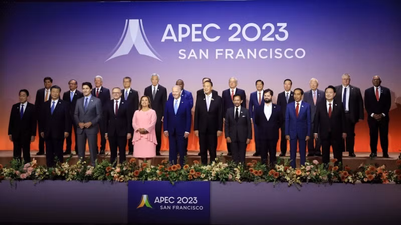 Chủ tịch nước Võ Văn Thưởng với các Nhà Lãnh đạo Kinh tế APEC. (Ảnh: Thống Nhất/TTXVN)