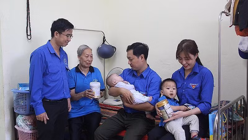 Đại biểu “Cán bộ, công chức, viên chức trẻ giỏi” toàn quốc năm 2022 đến thăm Trung tâm Bảo trợ xã hội tỉnh Vĩnh Phúc.