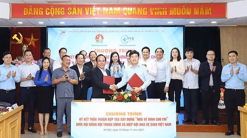 Đại diện Trung ương Đoàn Thanh niên Cộng sản Hồ Chí Minh và Hiệp hội Nhà vệ sinh Việt Nam bàn giao biên bản ký kết phối hợp triển khai chương trình “Nhà vệ sinh cho em”.