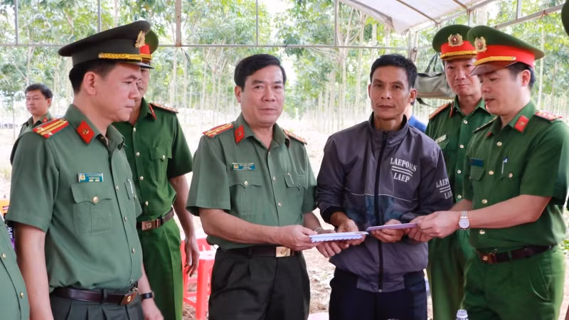 Đại tá Bùi Xuân Thắng, Giám đốc Công an tỉnh Bình Phước thăm hỏi, động viên các gia đình có chiến sĩ tử nạn. (Ảnh: Công an cung cấp)