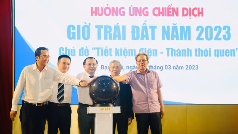 Lãnh đạo Tập đoàn Điện lực Việt Nam và tỉnh Bạc Liêu tại buổi lễ.