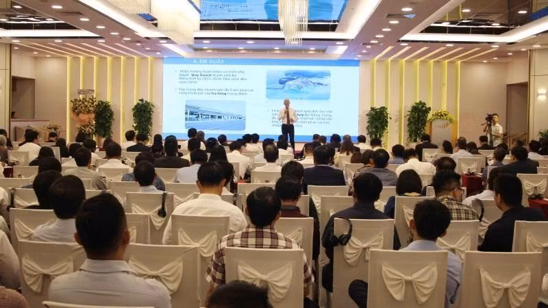 Đại biểu trình bày tham luận tại Diễn đàn.