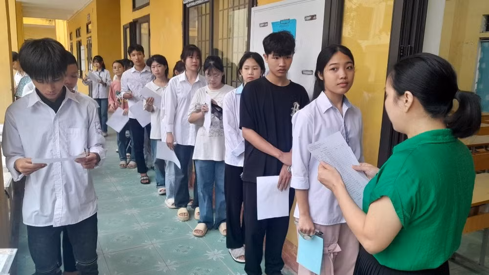 Các thí sinh làm thủ tục thi tại hội đồng thi trường Trung học phổ thông huyện Tam Nông.