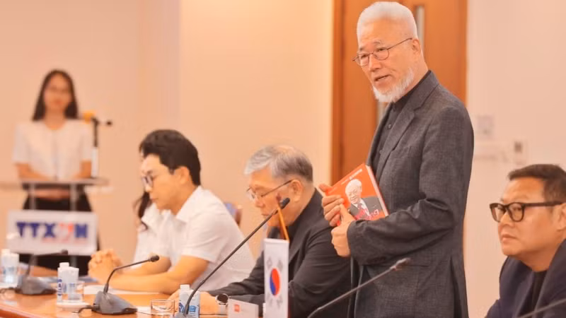 Ngày 22/7/2024, nhà văn Cho Chul-hyeon có mặt tại lễ ký kết để xuất bản, in, phát hành cuốn sách về Tổng Bí thư Nguyễn Phú Trọng. (Ảnh: Minh Quyết/TTXVN)