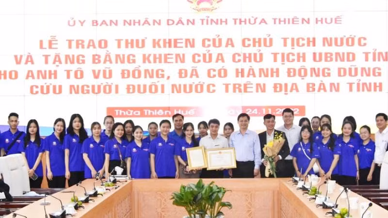 Lãnh đạo UBND tỉnh Thừa Thiên Huế và các ban, ngành liên quan cùng đông đảo các bạn đoàn viên thanh niên chụp ảnh lưu niệm với anh Tô Vũ Đồng.