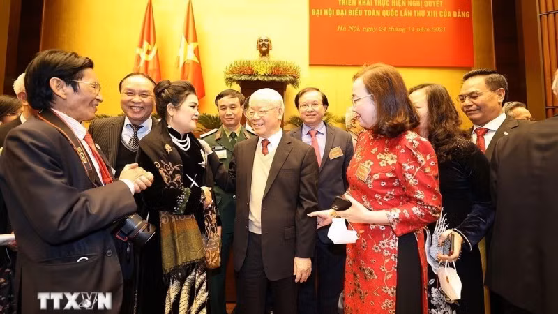 Tổng Bí thư Nguyễn Phú Trọng với đại biểu dự Hội nghị Văn hóa toàn quốc triển khai thực hiện Nghị quyết Đại hội Đại biểu toàn quốc lần thứ XIII của Đảng (Hà Nội, 24/11/2021). (Ảnh: Trí Dũng/TTXVN)