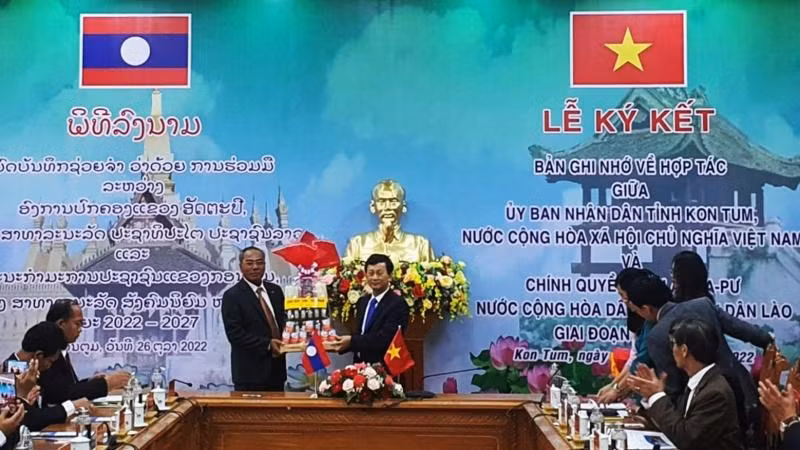 Đồng chí Dương Văn Trang tặng quà của tỉnh Kon Tum cho tỉnh Attapeu.