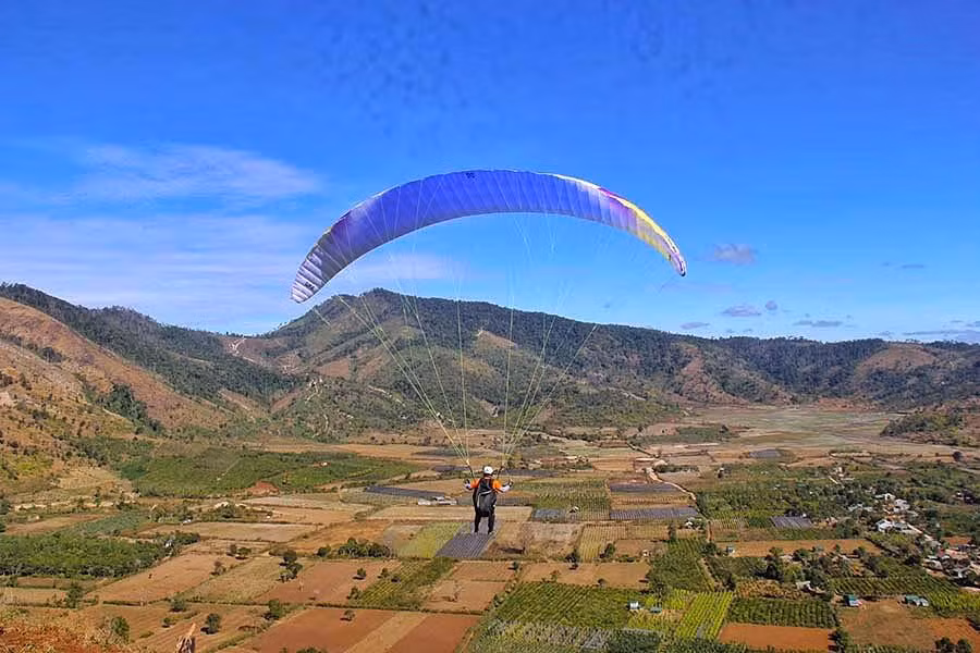 Lần đầu tiên, du khách được trải nghiệm dù lượn tại Lễ hội hoa dã quỳ-núi lửa Chư Đăng Ya.
