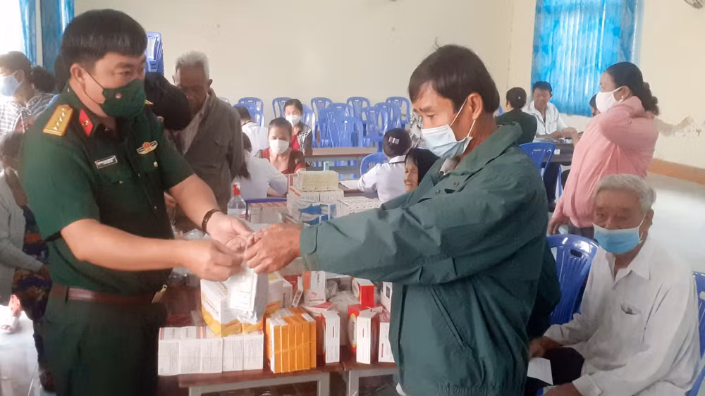 Bệnh viện Quân dân y tỉnh Sóc Trăng và Trung tâm Y tế huyện Long Phú khám bệnh, cấp thuốc miễn phí cho nhân dân tại xã Song Phụng, huyện Long Phú.