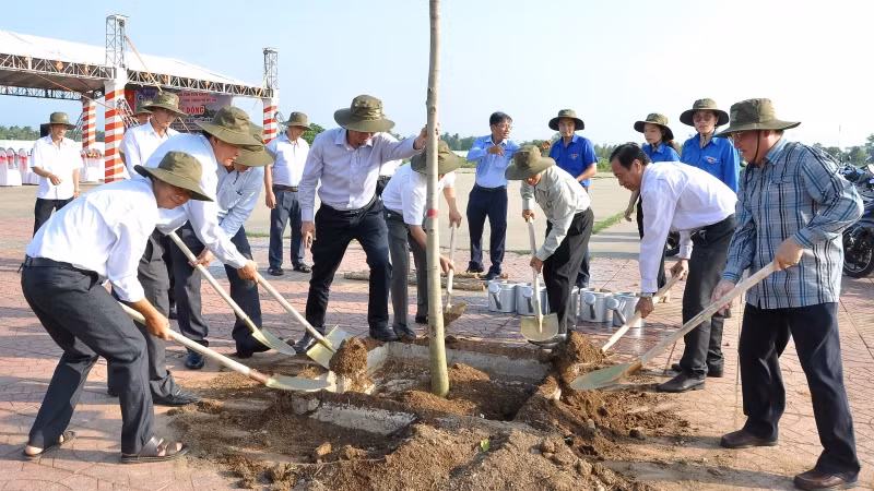 Lãnh đạo tỉnh và địa phương thuộc tỉnh Tiền Giang trồng cây xanh sáng 19/5.