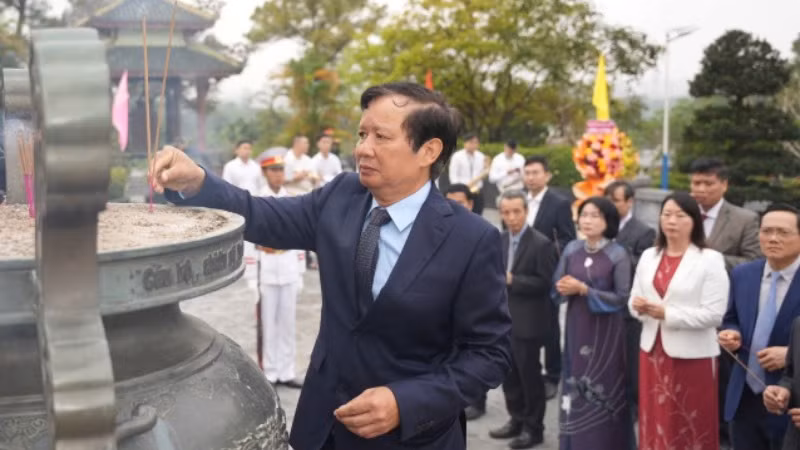 Bí thư Thành ủy Lê Trường Lưu dâng hương đến các anh hùng, liệt sĩ.