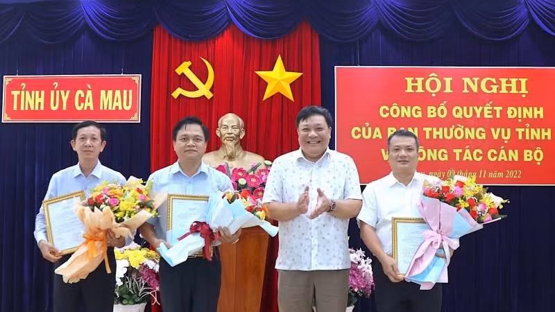 Phó Bí thư Thường trực Tỉnh ủy Cà Mau trao Quyết định và hoa chúc mừng đồng chí Tô Hoài Phương, Lê Tuấn Hải và Nguyễn Ngọc Thảo được giao nhiệm vụ mới.
