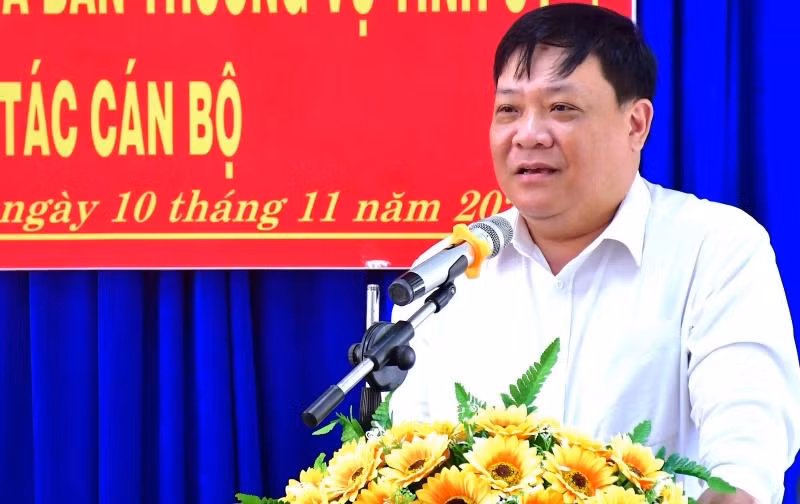 Đồng chí Phạm Thành Ngại, Phó Bí thư Thường trực Tỉnh ủy Cà Mau phát biểu nhấn mạnh tầm quan trọng của việc điều động cán bộ.