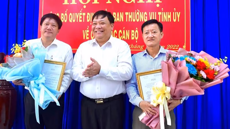 Phó Bí thư Thường trực Tỉnh ủy Cà Mau (giữa) trao Quyết định và hoa chúc mừng đồng chí Phạm Việt Phong, Nguyễn Thanh Toản được giao nhiệm vụ mới.