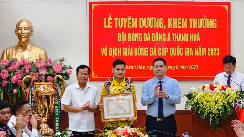 Lãnh đạo Hội đồng nhân dân tỉnh và Sở Văn hóa-Thể thao và Du lịch trao Bằng khen cho cầu thủ bóng đá Thanh Hóa.