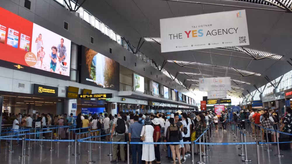 Cảng Hàng không quốc tế Đà Nẵng tạm dừng khai thác từ 12 giờ trưa mai (27/9) đến trưa 28/9 để phòng, chống bão số 4.