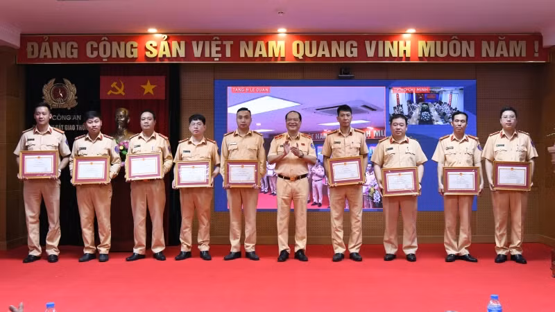 Cục Cảnh sát giao thông tặng Giấy khen cho 54 cán bộ, chiến sĩ làm nhiệm vụ tăng cường cho các Trung tâm đăng kiểm thời gian qua.