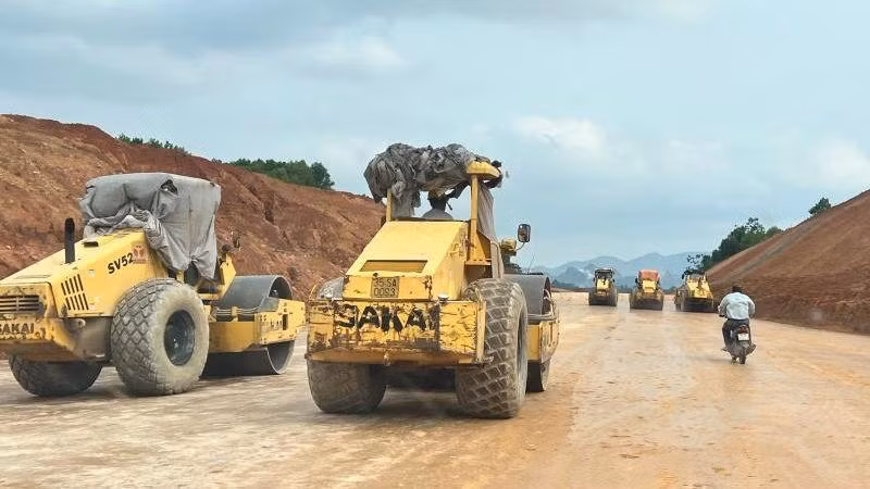 Thi công lu lèn cao tốc bắc-nam.