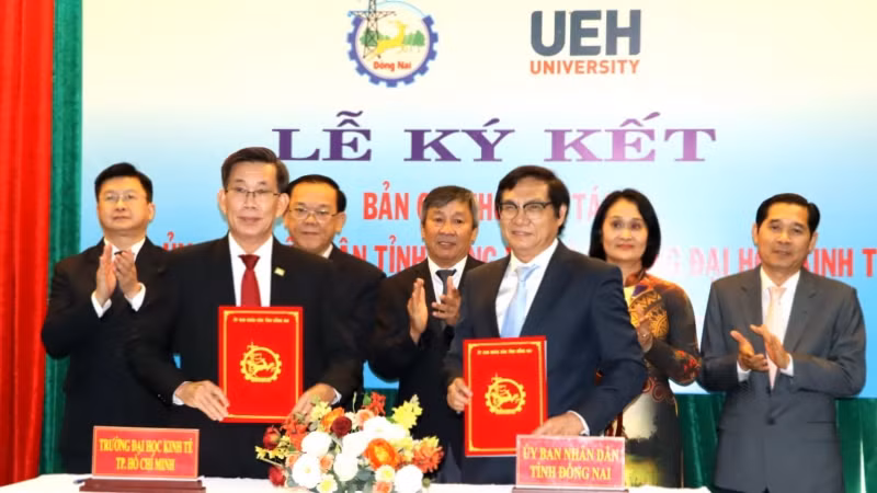 Đại diện lãnh đạo Ủy ban nhân dân tỉnh Đồng Nai và Trường đại học Kinh tế Thành phố Hồ Chí Minh ký kết hợp tác giai đoạn 2023-2026.