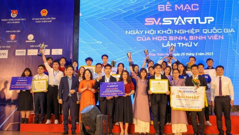 Thứ trưởng Ngô Thị Minh và Phó Chủ tịch Thường trực UBND tỉnh Thừa Thiên Huế Nguyễn Thanh Bình trao giải nhất khối sinh viên các cơ sở đào tạo trong lĩnh vực: kinh doanh, tạo tác động xã hội.