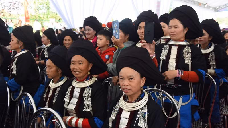 Bà con các dân tộc Liên khu dân cư xã Sà Dề Phìn tham dự Ngày hội.