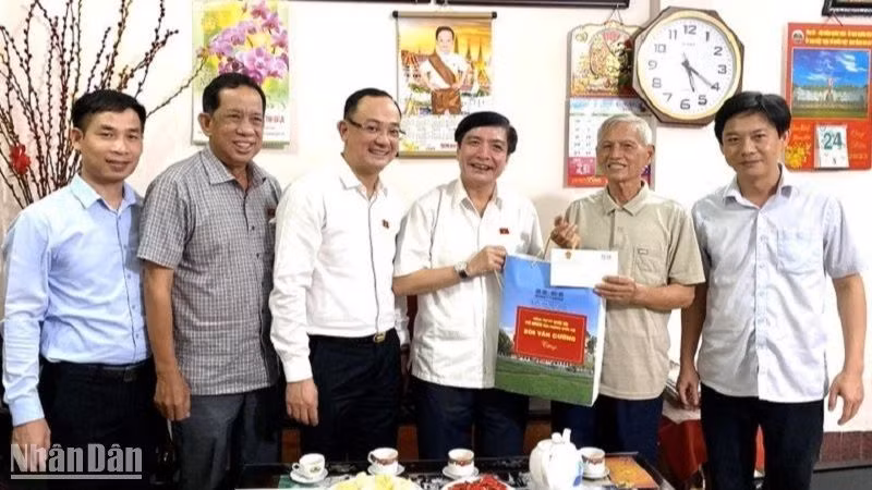 Nhân kỷ niệm 76 năm Ngày Thương binh-Liệt sĩ (27/7), đồng chí Bùi Văn Cường và Đoàn công tác đã đến thăm, tặng quà cho ông Nguyễn Cường, gia đình liệt sĩ, trú tại thành phố PleiKu, tỉnh Gia Lai.