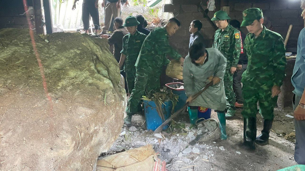 Lực lượng chức năng hỗ trợ gia đình khắc phục hậu quả.