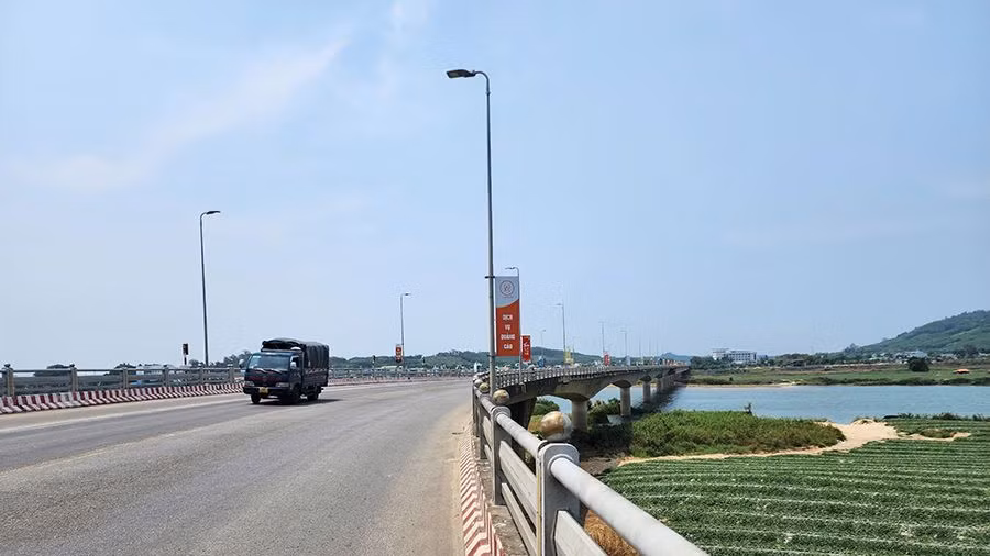 Sau một thời gian sửa chữa hoàn thành, từ 5 giờ ngày 15/9, các phương tiện tiếp tục được phép lưu thông qua cầu Trà Khúc 2, cây cầu huyết mạch trên quốc lộ 1 nằm trên địa bàn Quảng Ngãi.