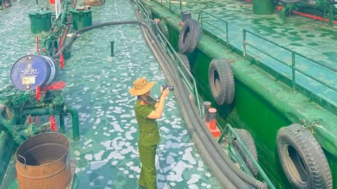 Công an thành phố Hồ Chí Minh kiểm tra tàu vận tải của Công ty trách nhiệm hữu hạn vận tải xăng dầu Sài Gòn Transco.