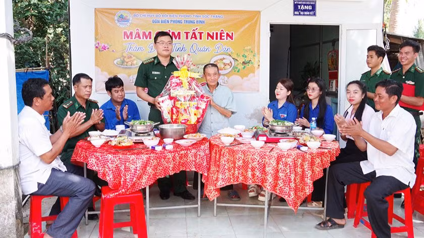 Cán bộ Đồn Biên phòng Trung Bình tặng quà Tết cho cụ Hứa Đức.