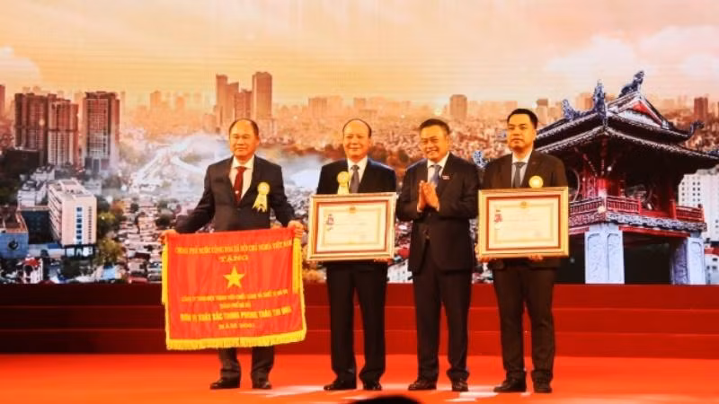 Trao tặng các phần thưởng cao quý cho các doanh nghiệp, doanh nhân có thành tích xuất sắc trong lao động, sản xuất và công tác xã hội.