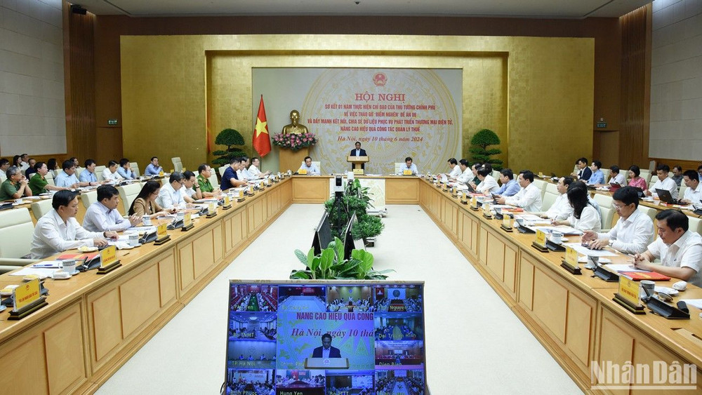 Thủ tướng Phạm Minh Chính và các Phó Thủ tướng: Lê Minh Khái, Trần Lưu Quang chủ trì Hội nghị.