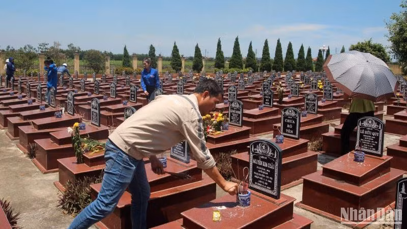 Cán bộ Công đoàn và Đoàn thanh niên Nhà máy Nhiệt điện Thái Bình 2 thắp hương tại nghĩa trang liệt sĩ xã Thái Xuyên (huyện Thái Thụy, tỉnh Thái Bình).