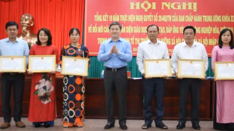 Bí thư Tỉnh ủy Bến Tre Lê Đức Thọ trao Bằng khen cho các tập thể có thành tích xuất sắc qua 10 năm thực hiện Nghị quyết số 29.