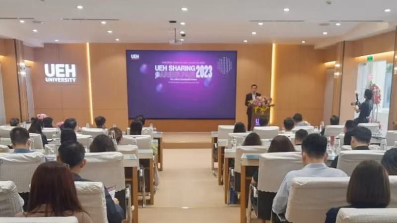 Quang cảnh buổi ra mắt chuỗi sự kiện UEH SHARING-CAREER FAIR 2023.