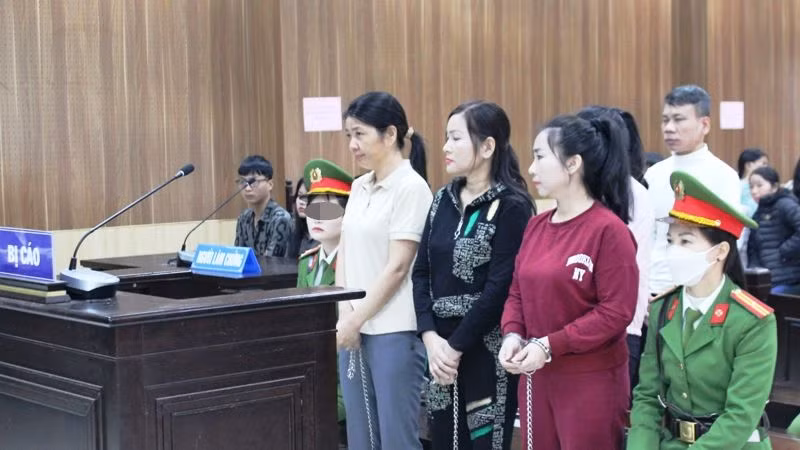 Cơ quan chức năng quản lý các đối tượng tại phiên xét xử.