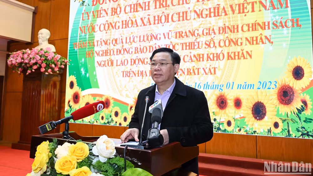 Chủ tịch Quốc hội Vương Đình Huệ phát biểu thăm hỏi, chúc Tết lực lượng vũ trang, gia đình chính sách, hộ nghèo, đồng bào dân tộc thiểu số, công nhân, người lao động có hoàn cảnh khó khăn trên địa bàn huyện Bát Xát. (Ảnh: Duy Linh)