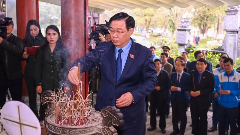Chủ tịch Quốc hội Vương Đình Huệ dâng hương tại Khu di tích lịch sử Truông Bồn. (Ảnh: DUY LINH)