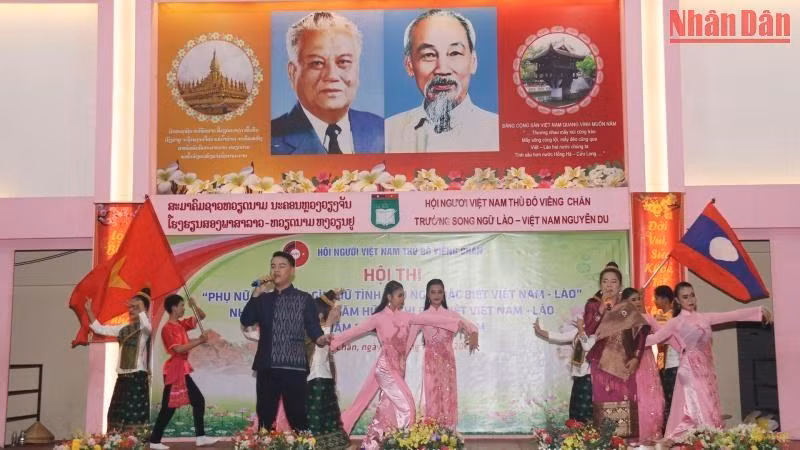 Tiết mục văn nghệ thể hiện tình đoàn kết Việt Nam-Lào. (Ảnh: Hải Tiến)