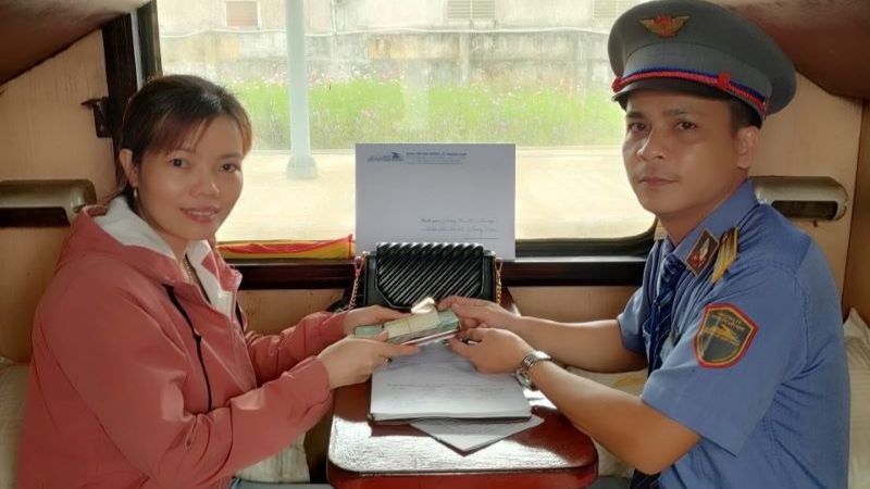 Hành khách Trần Văn Minh Tiên được đại diện Tổ tàu SE22 trao trả lại toàn bộ tài sản bỏ quên trên tàu.