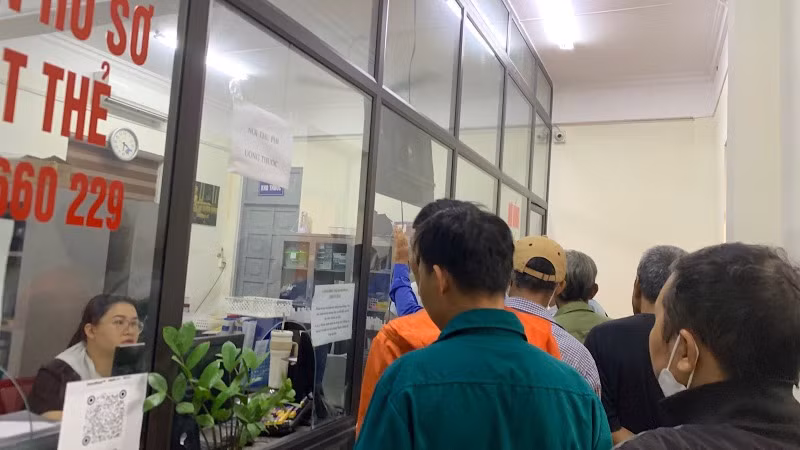 6 giờ sáng hằng ngày, bệnh nhân Cơ sở cai nghiện ma túy tự nguyện Lào Cai xếp hàng chờ uống thuốc Methadone.